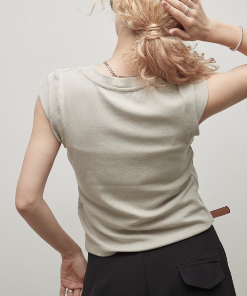 uchi.(ウチ)の「キャップスリーブカットソートップスTシャツ(Tシャツ/カットソー・レディース・ベージュ/ブラック/グレー/アイボリー・FREE)」の10枚目の写真