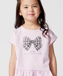 BeBe（ベベ）の「【接触冷感】チェックリボンプリント裾フリルヘムラインTシャツ（Tシャツ/カットソー）」