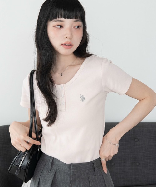 U.S. POLO ASSN.(ユーエスポロアッスン)の「∴WEGO/【WEB限定】U.S. POLO ASSN.別注ヘンリーネックT(Tシャツ/カットソー・レディース・ライトグレー/アイボリー/ライトピンク/ネイビー・FREE)」の4枚目の写真