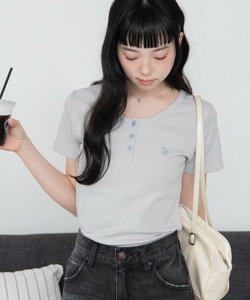 U.S. POLO ASSN.(ユーエスポロアッスン)の「∴WEGO/【WEB限定】U.S. POLO ASSN.別注ヘンリーネックT(Tシャツ/カットソー・レディース・ライトグレー/アイボリー/ライトピンク/ネイビー・FREE)」の3枚目の写真