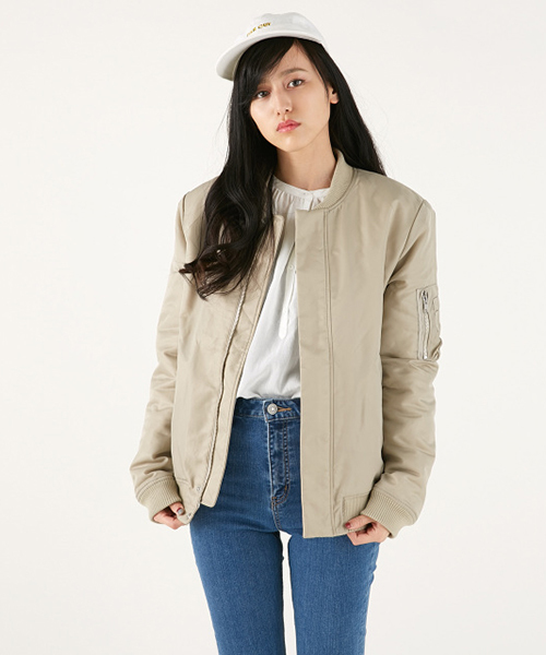 MOUSSY（マウジー）の「AUTHENTIC MA-1/F（ブルゾン・レディース・ベージュ/ホワイト/カーキ/ブラック・2/1）」の3枚目の写真