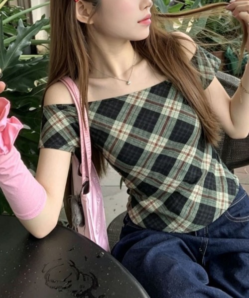 LUCPY(ラクピー)の「チェック柄オフショルトップス(その他トップス・レディース・マルチ・FREE)」の2枚目の写真