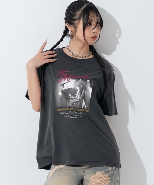 ANAP(アナップ)の「ピグメント加工 スナップボタン 2WAY オーバーサイズ Tシャツ(Tシャツ/カットソー・レディース・ベージュ系その他/ダークアッシュ・F)」の2枚目の写真