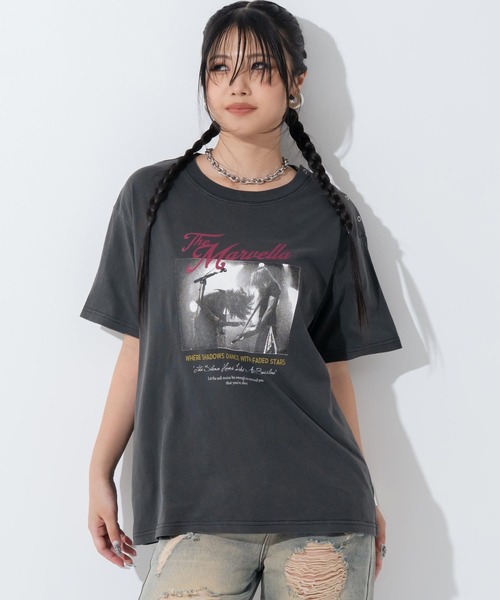 ANAP(アナップ)の「ピグメント加工 スナップボタン 2WAY オーバーサイズ Tシャツ(Tシャツ/カットソー・レディース・ベージュ系その他/ダークアッシュ・F)」の7枚目の写真