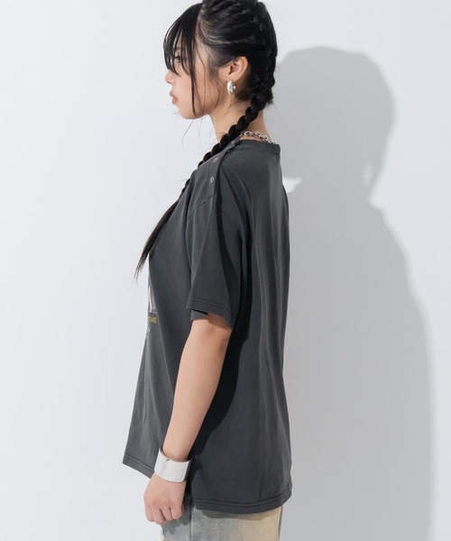 ANAP(アナップ)の「ピグメント加工 スナップボタン 2WAY オーバーサイズ Tシャツ(Tシャツ/カットソー・レディース・ベージュ系その他/ダークアッシュ・F)」の4枚目の写真