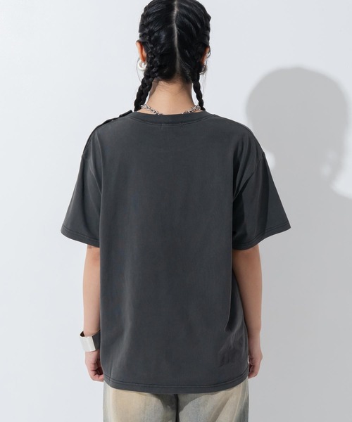 ANAP(アナップ)の「ピグメント加工 スナップボタン 2WAY オーバーサイズ Tシャツ(Tシャツ/カットソー・レディース・ベージュ系その他/ダークアッシュ・F)」の5枚目の写真