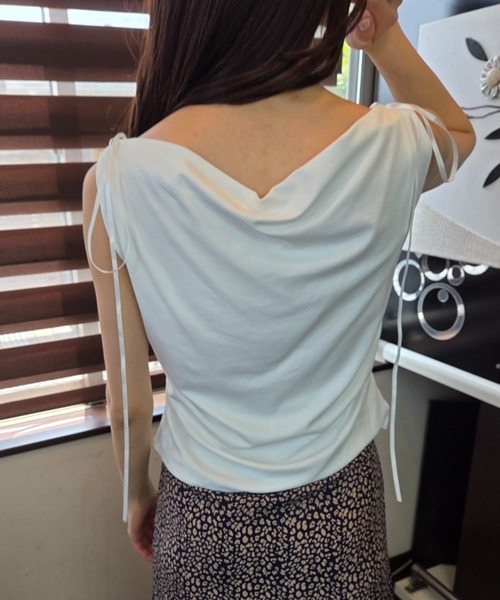tolene(トレネ)の「肩リボン 2wayドレープネック ノースリーブトップス(Tシャツ/カットソー・レディース・ブラック/ホワイト・FREE)」の16枚目の写真