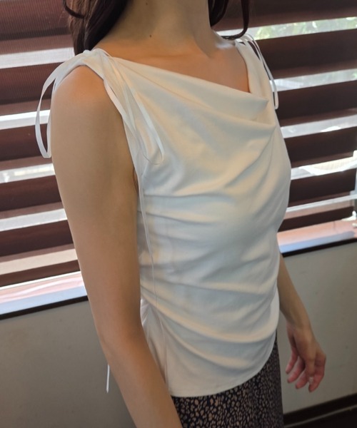 tolene(トレネ)の「肩リボン 2wayドレープネック ノースリーブトップス(Tシャツ/カットソー・レディース・ブラック/ホワイト・FREE)」の12枚目の写真