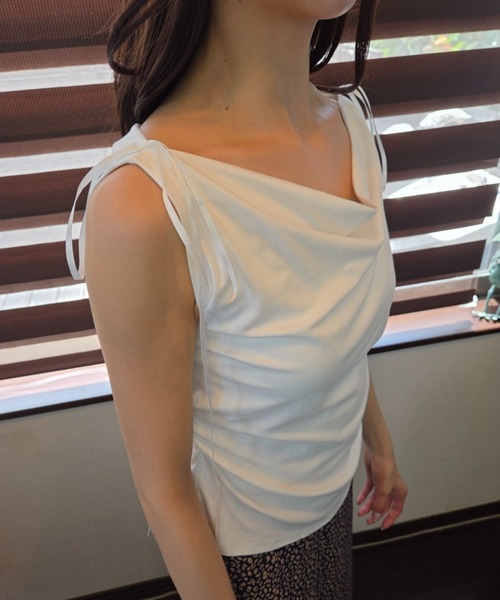 tolene(トレネ)の「肩リボン 2wayドレープネック ノースリーブトップス(Tシャツ/カットソー・レディース・ブラック/ホワイト・FREE)」の13枚目の写真