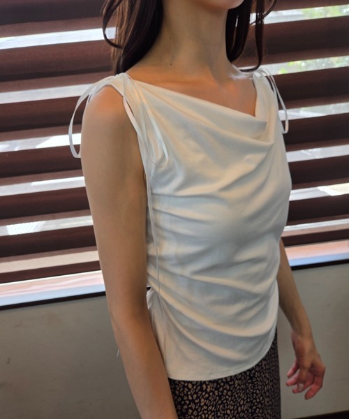 tolene(トレネ)の「肩リボン 2wayドレープネック ノースリーブトップス(Tシャツ/カットソー・レディース・ブラック/ホワイト・FREE)」の11枚目の写真