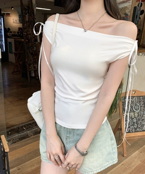 tolene(トレネ)の「肩リボン 2wayドレープネック ノースリーブトップス(Tシャツ/カットソー・レディース・ブラック/ホワイト・FREE)」の3枚目の写真