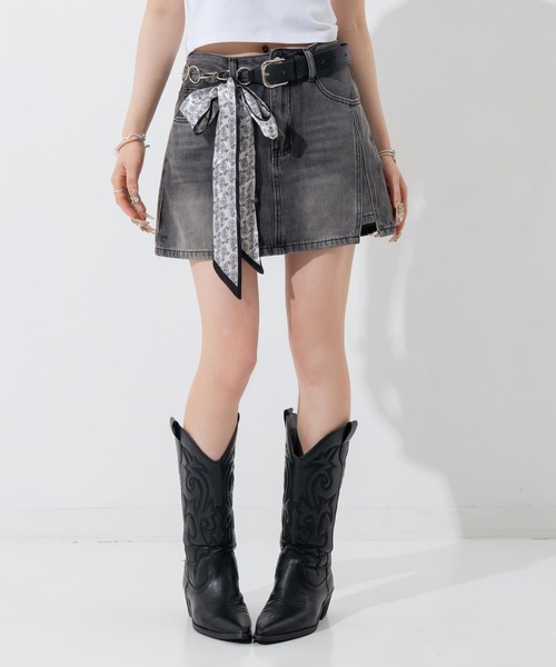 ANAP(アナップ)の「チェーンアシメベルト&スカーフ付デニムスカパン(スカート・レディース・ブルー/ブラック・M/S)」の4枚目の写真