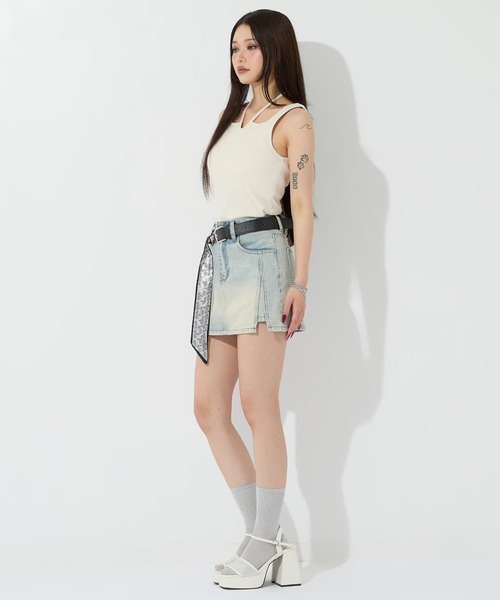 ANAP(アナップ)の「チェーンアシメベルト&スカーフ付デニムスカパン(スカート・レディース・ブルー/ブラック・M/S)」の3枚目の写真