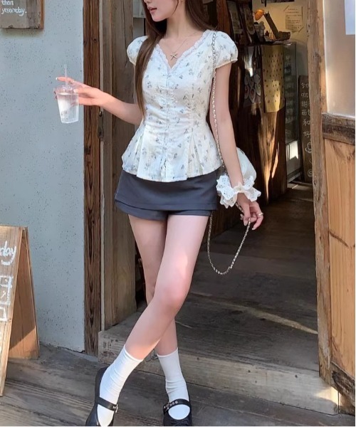 &soiree(アンドソワレ)の「Vネックレース付きペプラム半袖ブラウス(シャツ/ブラウス・レディース・ホワイト・X-LARGE/LARGE/MEDIUM/SMALL)」の5枚目の写真