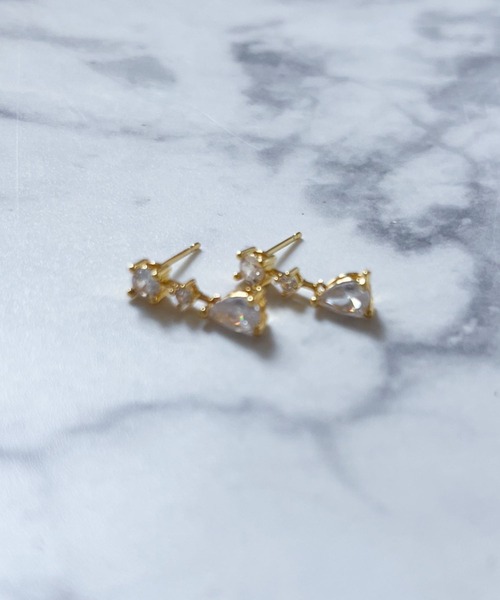 yu-ka(ユーカ)の「YU-KA:ペアドロップスタッドピアス Pair Drop Stud Earrings(ピアス(両耳用)・レディース・シルバー/ゴールド・FREE)」の8枚目の写真