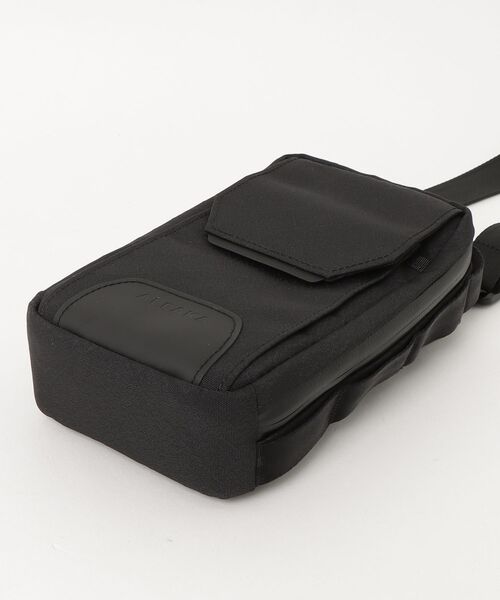 ALPAKA(アルパカ)の「ALPAKA / アルパカ Modular Sling V2 (Black Axogrid 300D) 2WAY 撥水 スリングバッグ / ポーチ(ショルダーバッグ・メンズ・ブラック・FREE)」の7枚目の写真