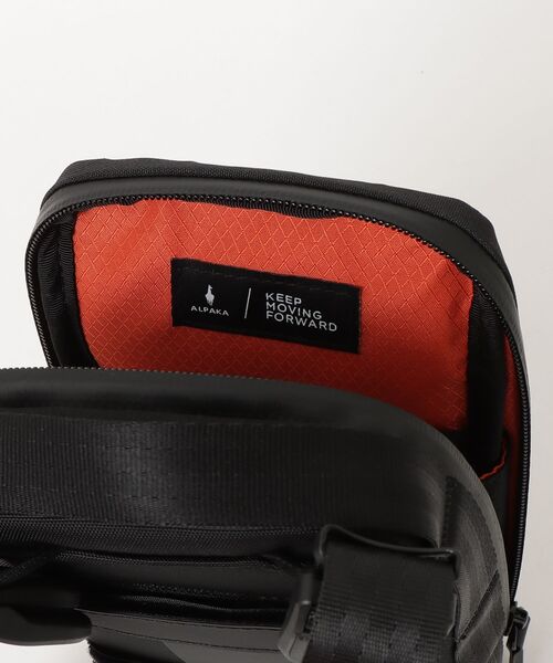 ALPAKA(アルパカ)の「ALPAKA / アルパカ Modular Sling V2 (Black Axogrid 300D) 2WAY 撥水 スリングバッグ / ポーチ(ショルダーバッグ・メンズ・ブラック・FREE)」の19枚目の写真