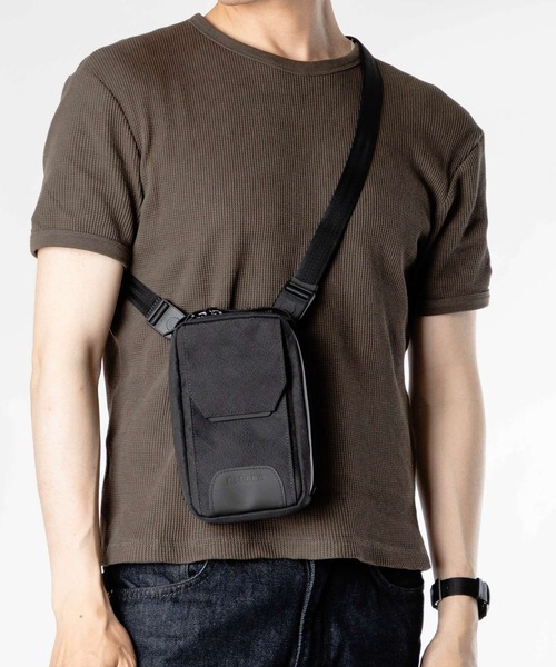 ALPAKA(アルパカ)の「ALPAKA / アルパカ Modular Sling V2 (Black Axogrid 300D) 2WAY 撥水 スリングバッグ / ポーチ(ショルダーバッグ・メンズ・ブラック・FREE)」の1枚目の写真