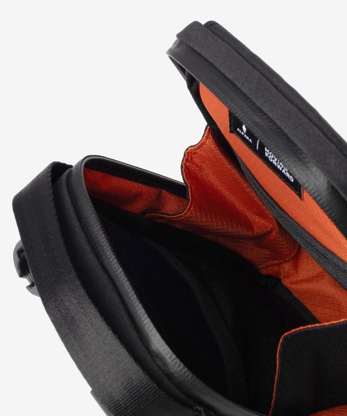 ALPAKA(アルパカ)の「ALPAKA / アルパカ Modular Sling V2 (Black Axogrid 300D) 2WAY 撥水 スリングバッグ / ポーチ(ショルダーバッグ・メンズ・ブラック・FREE)」の10枚目の写真