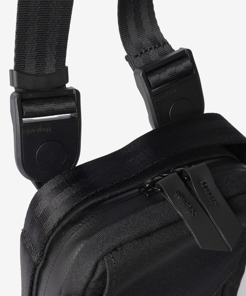 ALPAKA(アルパカ)の「ALPAKA / アルパカ Modular Sling V2 (Black Axogrid 300D) 2WAY 撥水 スリングバッグ / ポーチ(ショルダーバッグ・メンズ・ブラック・FREE)」の2枚目の写真