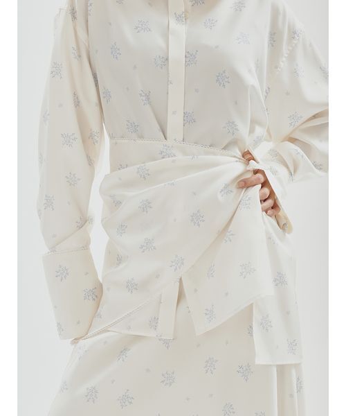 emmi(エミ)の「フラワープリントシャツ×スカーフセット【セットアップ対応】(シャツ/ブラウス・レディース・ネイビー/アイボリー・F)」の18枚目の写真