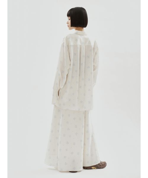 emmi(エミ)の「フラワープリントシャツ×スカーフセット【セットアップ対応】(シャツ/ブラウス・レディース・ネイビー/アイボリー・F)」の22枚目の写真