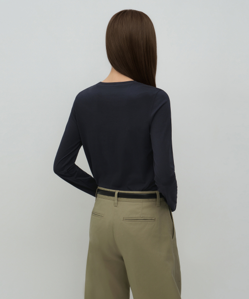 MUSINSA STANDARD WOMAN（ムシンサスタンダードウーマン）の「ウィメンズフレキシブルクルーネック長袖Tシャツ[ダークネイビー]（Tシャツ/カットソー・レディース・その他・SMALL/LARGE/MEDIUM/X-SMALL）」の3枚目の写真