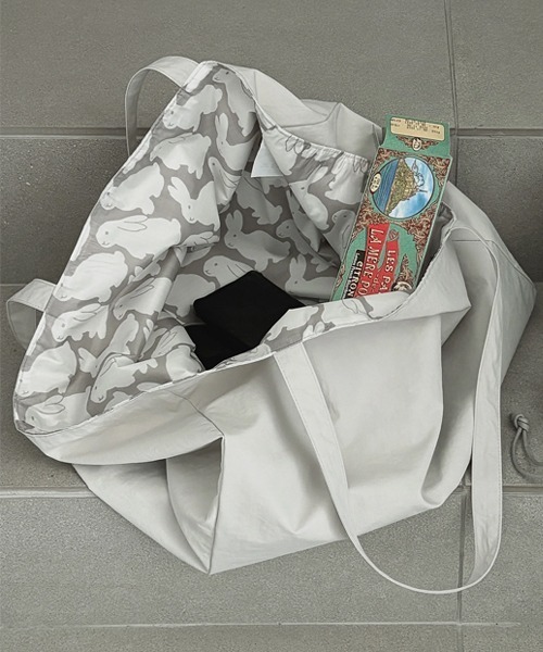 kittybunnypony（キティバニーポニー）の「Ripstop Little Gray Bunnies Soft Big Bag（ショルダーバッグ・レディース・ライトグレー・ONESIZE）」の4枚目の写真