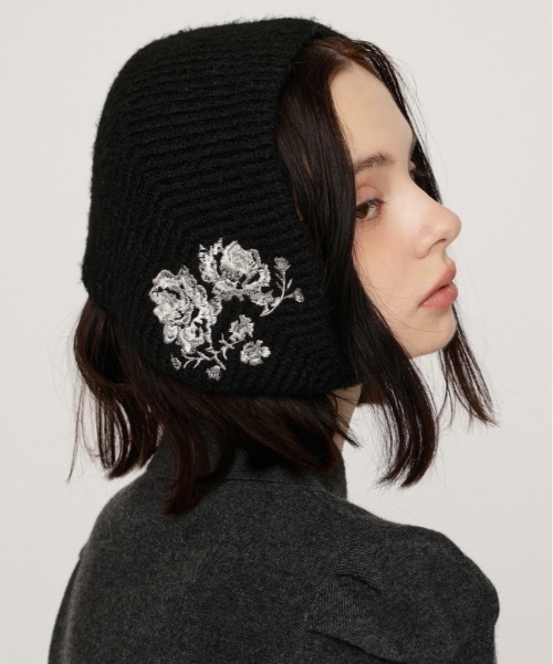SLY(スライ)の「FLOWER EMBROIDERED KNIT SCARF フラワーエンブロイダリードニットスカーフ 秋服(ニットキャップ/ビーニー・レディース・ブラック/杢グレー・FREE)」の2枚目の写真