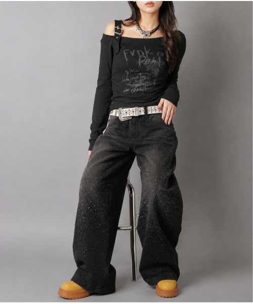 SPINNS(スピンズ)の「長袖オフショルカットソー/肩ベルト/ストリート女子(Tシャツ/カットソー・レディース・チャコール/ホワイト/ブラック・ONESIZE)」の4枚目の写真
