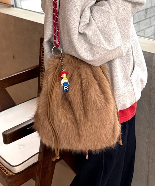 CIAOPANIC TYPY(チャオパニックティピー)の「2WAYパラコードファー巾着バッグ(トートバッグ・レディース・ピンク/グレー/ブラウン/ベージュ・ONE SIZE)」の2枚目の写真