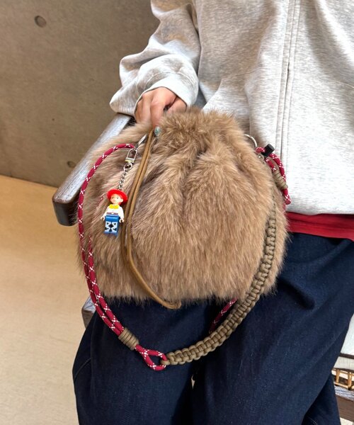 CIAOPANIC TYPY(チャオパニックティピー)の「2WAYパラコードファー巾着バッグ(トートバッグ・レディース・ピンク/グレー/ブラウン/ベージュ・ONE SIZE)」の12枚目の写真