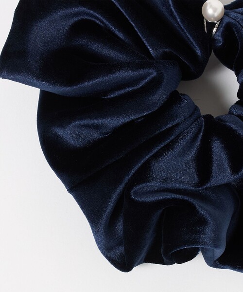 UNITED ARROWS（ユナイテッドアローズ）の「ベロア リング付き シュシュ（シュシュ・レディース・ブラック/ネイビー・FREE）」の4枚目の写真