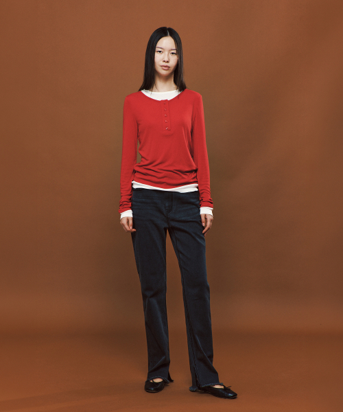 PLAC WOMEN(プレイス・ウィメン)の「レイヤードヘンリーロングスリーブレッド(Tシャツ/カットソー・レディース・レッド・O/S)」の2枚目の写真