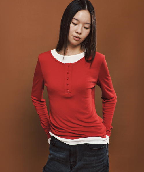 PLAC WOMEN(プレイス・ウィメン)の「レイヤードヘンリーロングスリーブレッド(Tシャツ/カットソー・レディース・レッド・O/S)」の3枚目の写真
