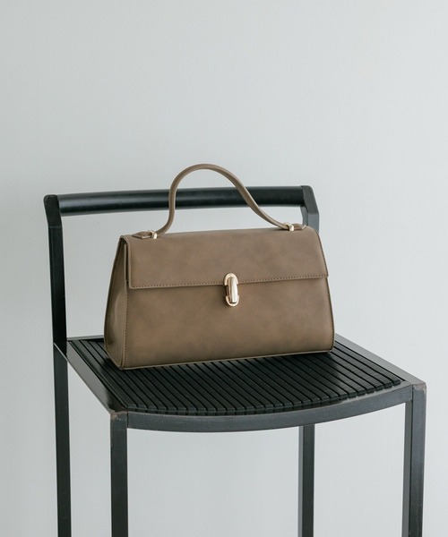 Andemiu(アンデミュウ)の「オ-バルメタルフラップBAG/1070221(ハンドバッグ・レディース・ブラック/ベージュ/ライトピンク・FREE)」の2枚目の写真