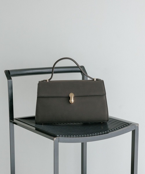 Andemiu(アンデミュウ)の「オ-バルメタルフラップBAG/1070221(ハンドバッグ・レディース・ブラック/ベージュ/ライトピンク・FREE)」の1枚目の写真