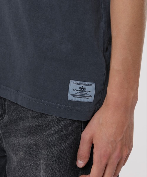 Alpha Industries(アルファインダストリーズ)の「Alpha Industries/アルファ インダストリーズ/ESSENTIAL RELAXED FIT TEE (BATTLEWASH AIR AUX)/バトルウォッシュ エア オックス リラックスフィット Tシャツ(Tシャツ/カットソー・メンズ・ブラック・XL/L/M/S)」の4枚目の写真