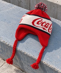 Coca Cola（コカコーラ）の「【Coca-Cola/コカ・コーラ】ニットキャップビーニー/イヤーフラップ/ロゴジャガード/ポンポン（ニットキャップ/ビーニー）」