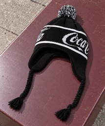 Coca Cola（コカコーラ）の「【Coca-Cola/コカ・コーラ】ニットキャップビーニー/イヤーフラップ/ロゴジャガード/ポンポン（ニットキャップ/ビーニー）」