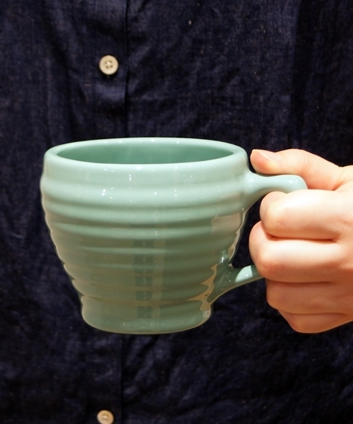 SHIPS（シップス）の「BAUER POTTERY: マグカップ（グラス/マグカップ/タンブラー・レディース・イエロー/ライトブルー/ブルー/ホワイト/オレンジ/ネイビー・ONE SIZE）」の2枚目の写真