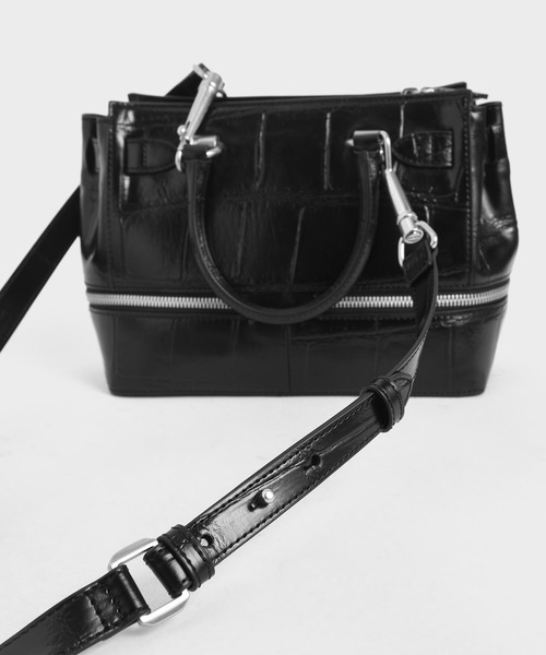 CHARLES & KEITH(チャールズ & キース)の「クロックエフェクト ツーウェイジップトート / Croc-Effect Two-Way Zip Tote(トートバッグ・レディース・ベージュ/ブラック/マルチ/オリーブ・M)」の9枚目の写真