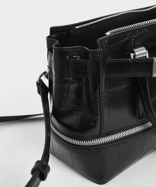 CHARLES & KEITH(チャールズ & キース)の「クロックエフェクト ツーウェイジップトート / Croc-Effect Two-Way Zip Tote(トートバッグ・レディース・ベージュ/ブラック/マルチ/オリーブ・M)」の11枚目の写真
