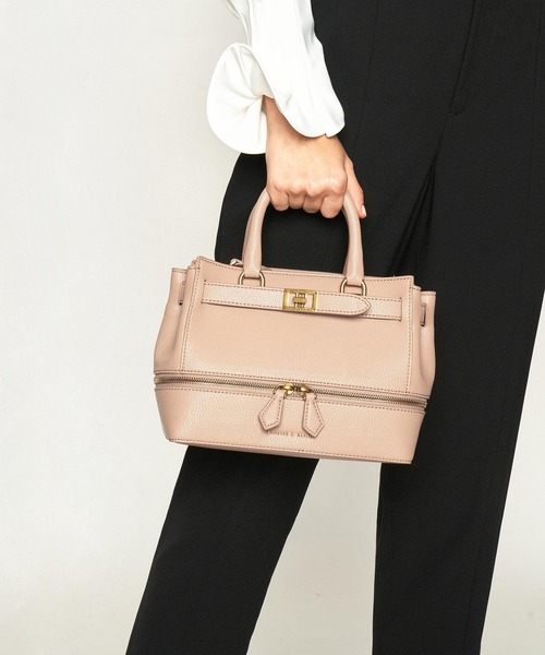 CHARLES & KEITH(チャールズ & キース)の「クロックエフェクト ツーウェイジップトート / Croc-Effect Two-Way Zip Tote(トートバッグ・レディース・ベージュ/ブラック/マルチ/オリーブ・M)」の17枚目の写真
