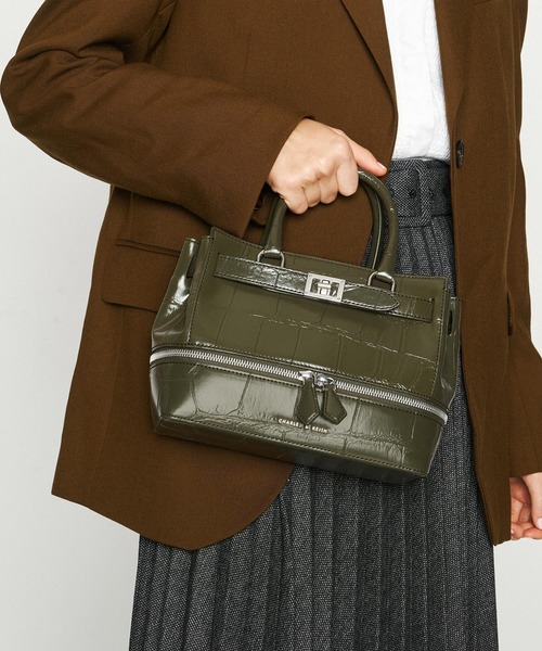 CHARLES & KEITH(チャールズ & キース)の「クロックエフェクト ツーウェイジップトート / Croc-Effect Two-Way Zip Tote(トートバッグ・レディース・ベージュ/ブラック/マルチ/オリーブ・M)」の18枚目の写真