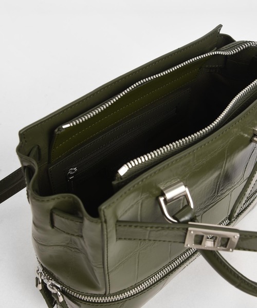 CHARLES & KEITH(チャールズ & キース)の「クロックエフェクト ツーウェイジップトート / Croc-Effect Two-Way Zip Tote(トートバッグ・レディース・ベージュ/ブラック/マルチ/オリーブ・M)」の21枚目の写真