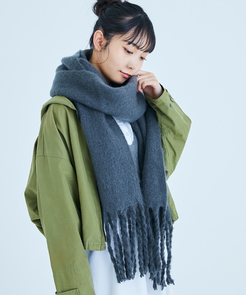 estaa（エスタ）の「フリンジ付きボリュームマフラー（マフラー・レディース・チャコールグレー/オフホワイト/ターコイズブルー/モカ/キャメル/ベビーピンク/ブラウン/イエロー/コーラルピンク/ライトグレー・FREE）」の4枚目の写真