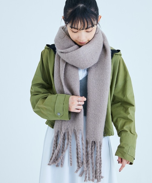 estaa（エスタ）の「フリンジ付きボリュームマフラー（マフラー・レディース・チャコールグレー/オフホワイト/ターコイズブルー/モカ/キャメル/ベビーピンク/ブラウン/イエロー/コーラルピンク/ライトグレー・FREE）」の2枚目の写真