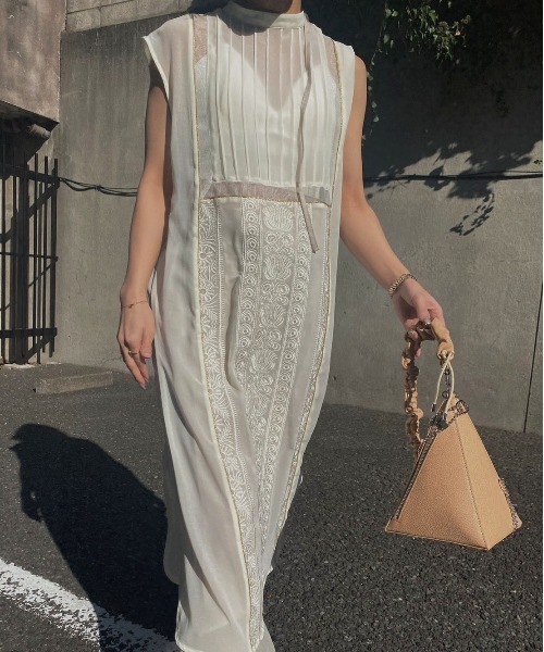 Ameri（アメリ）の「MEDI EMBROIDERY LONG TOP（シャツ/ブラウス・レディース・オフホワイト/グリーン/テラコッタ・FREE）」の6枚目の写真