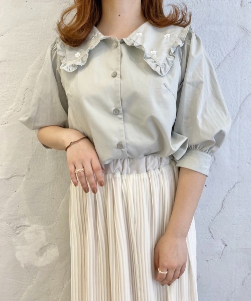 nemne store（ネンネストア）の「お花畑の刺繍衿ブラウス（シャツ/ブラウス・レディース・ベージュ/オフホワイト/ブルー/ミント・フリー）」の3枚目の写真